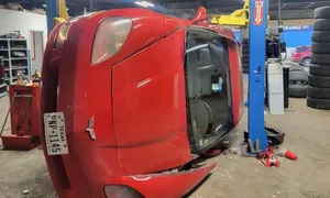 Ôtô rơi từ cầu nâng, chủ xe và garage tranh cãi tiền bồi thường